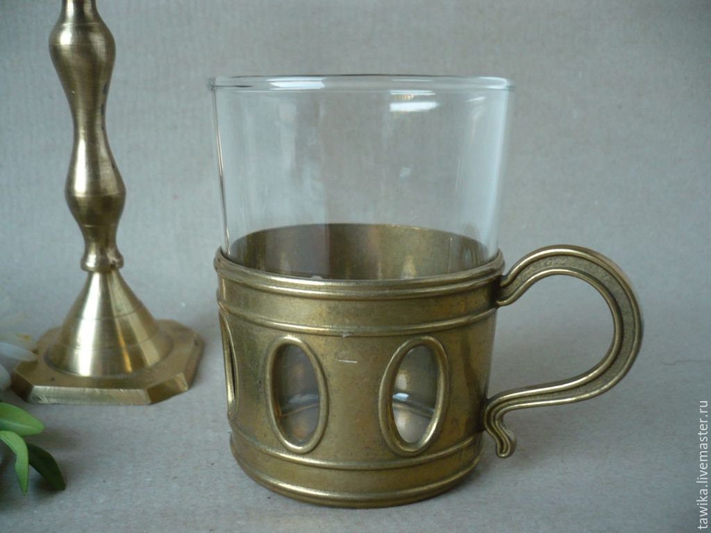 Glas im Messinghalter
