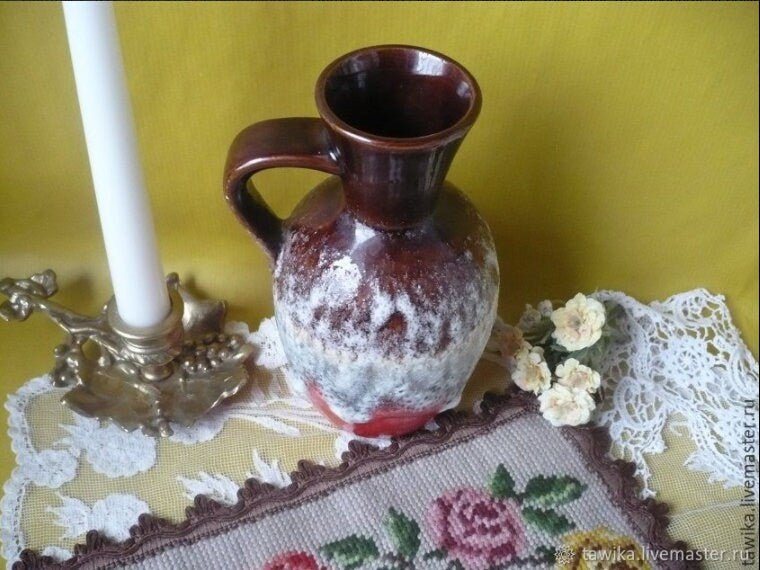 Schaumige Fat-Lava-Glasur auf Rot im Detail