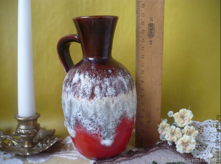 Mid-Century Fat-Lava-Vase im Regal