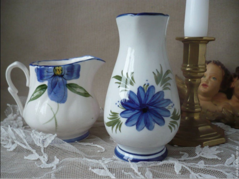 Detail der blauen Blumenmalerei auf weißem Grund