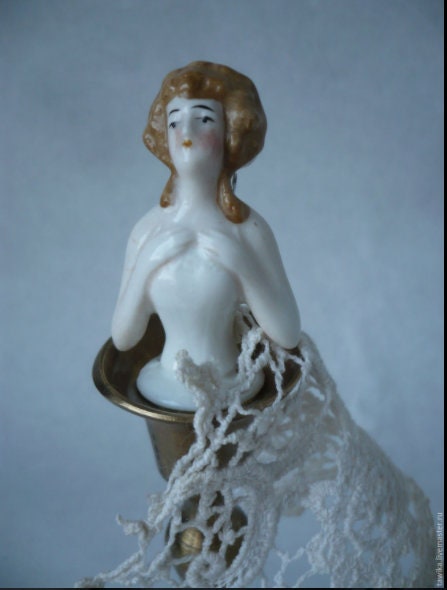 Detail des Gesichts der 5 cm hohen Halbfigur