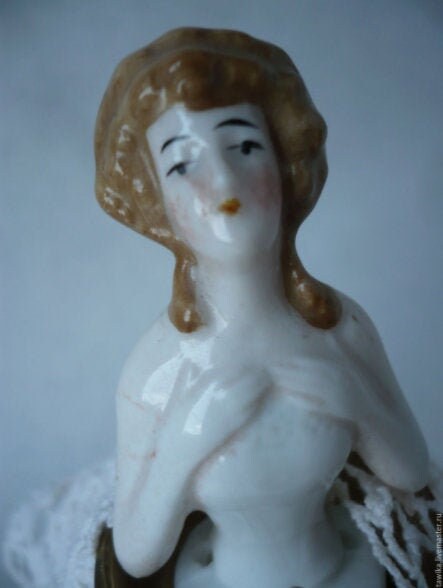 Kleine Halbfigur-Puppe im viktorianischen Stil, Porzellan – Gesamtansicht, Vintage Deutschland/Österreich, vor 1950