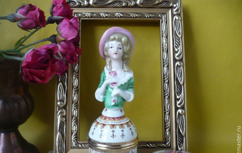 Halbfigur-Puppe mit rosa Hut und Rose, Porzellan – Gesamtansicht, Vintage Deutschland/Österreich, vor 1950