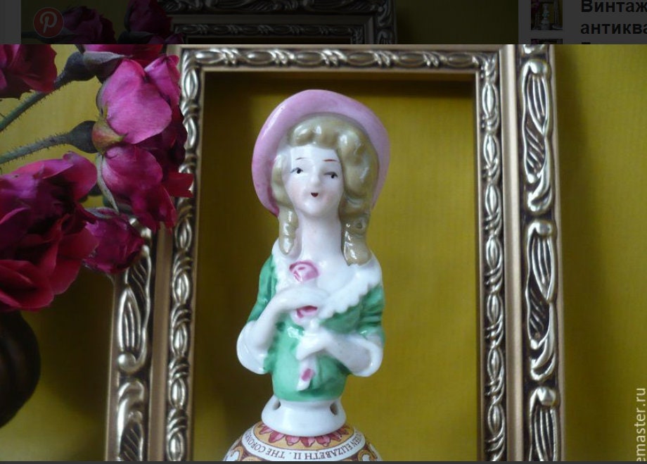 Detail des Gesichts mit rosa Hut