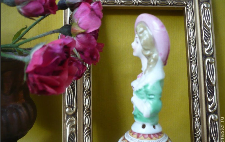 Grüne Spitzenkorsage der Halbfigur im Detail