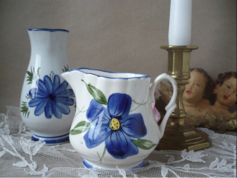 Porzellan-Krüglein und Miniaturvase im Set mit blauen Blumen – Gesamtansicht, Vintage Österreich/Deutschland 1950er