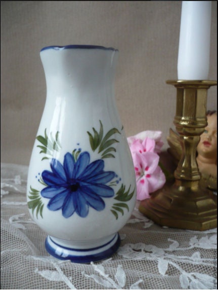 Miniaturvase, 12 cm hoch, neben dem Krüglein