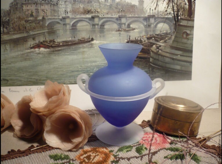 Seitenansicht der milchig-blauen Amphorenvase aus Glas
