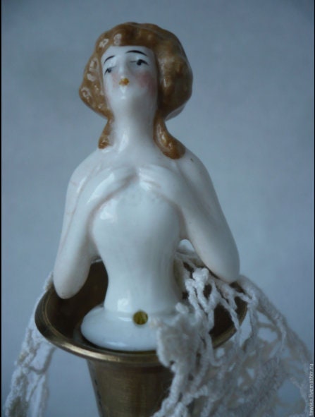Rückansicht der Halbfigur-Puppe