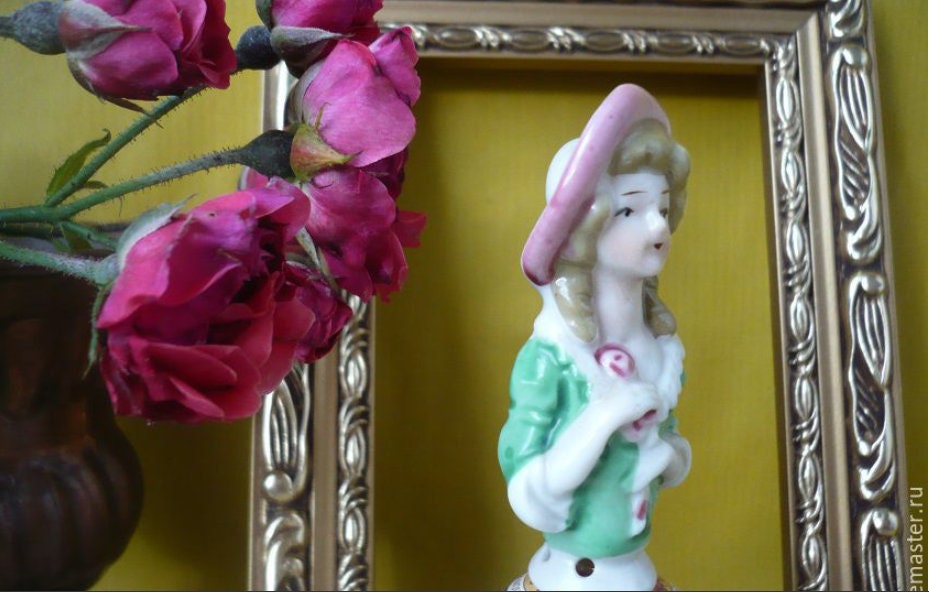 Rose in der Hand der Puppe