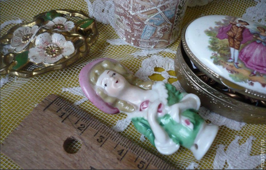 Seitenansicht der 6,5 cm hohen Halbfigur
