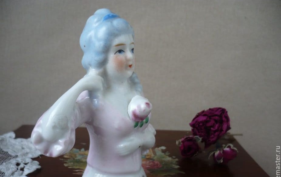 Seitenansicht der 9 cm hohen Figur