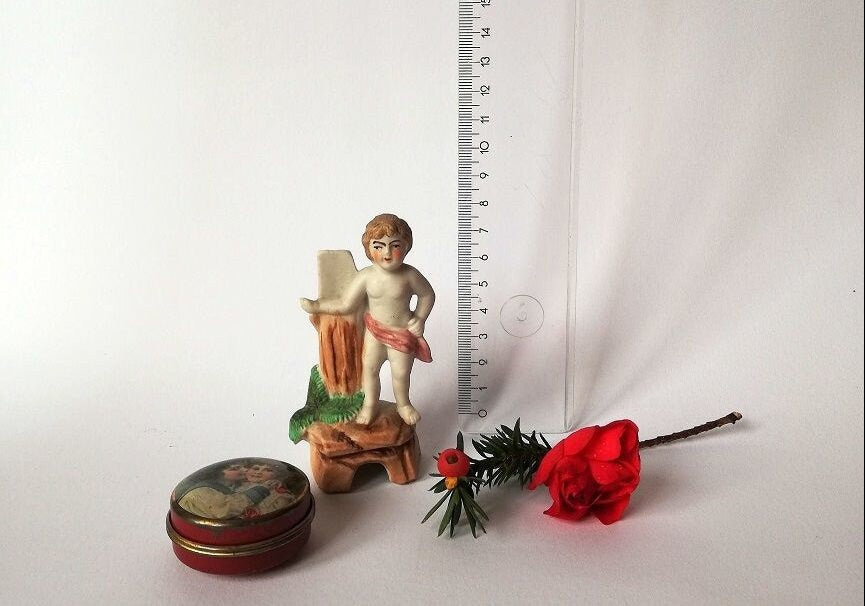 Seitenansicht der 9 cm hohen Miniaturfigur