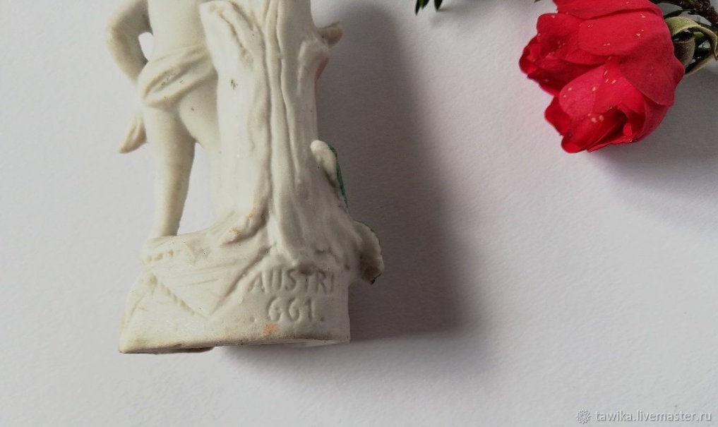 Unterseite der 5 cm breiten Porzellanfigur