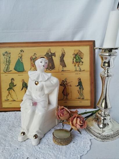 Nachdenkliches Gesicht des goldenen Pierrot