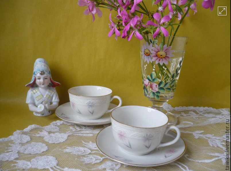 Detail der rosa-grauen Fläumchen-Malerei auf der Tasse