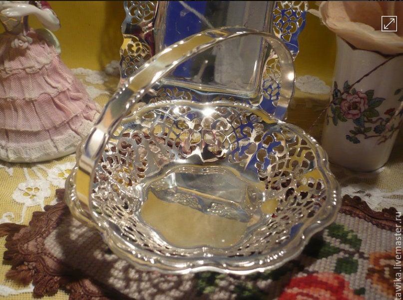 Detail des durchbrochenen Spitzenmusters am Schalenrand