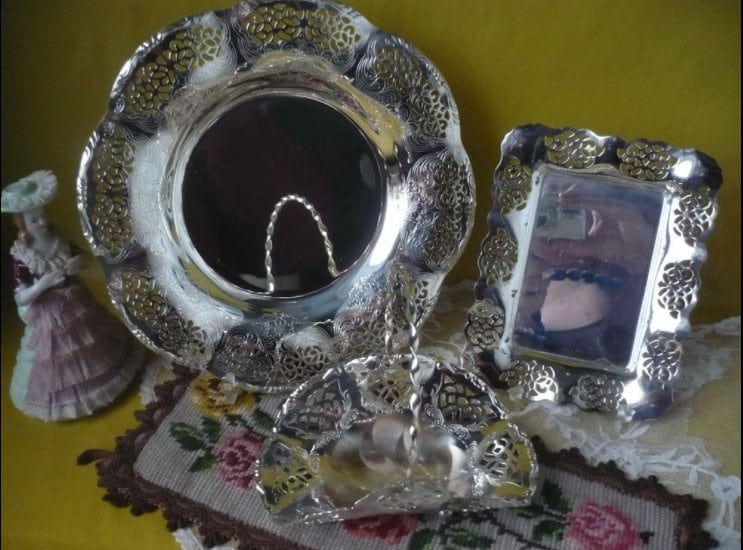 Unterseite der Vintage-Zuckerschale mit Füßen