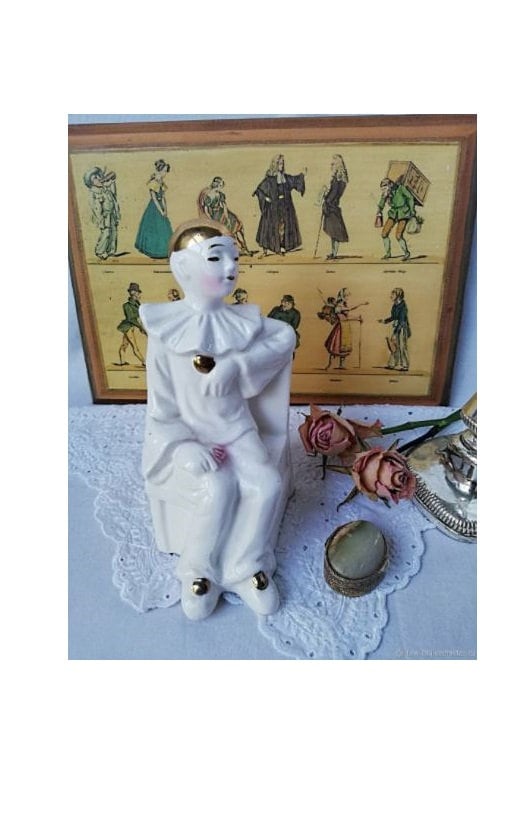 Große goldene Pierrot-Porzellanfigur, Gesamtansicht