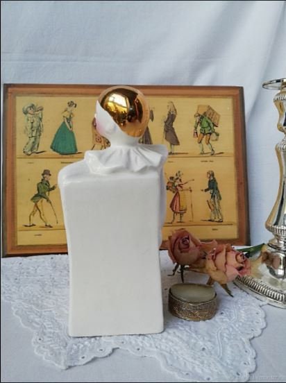 Rückansicht der Pierrot-Figur