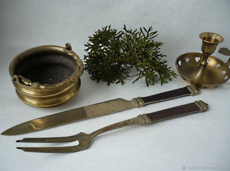 Geprägte Ornamente am Holzgriff des Fleischbestecks
