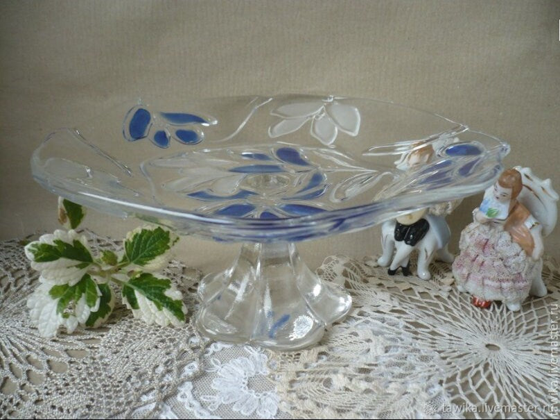 Cake platter with base, decorated with blue crocuses, top brand Walther Glas