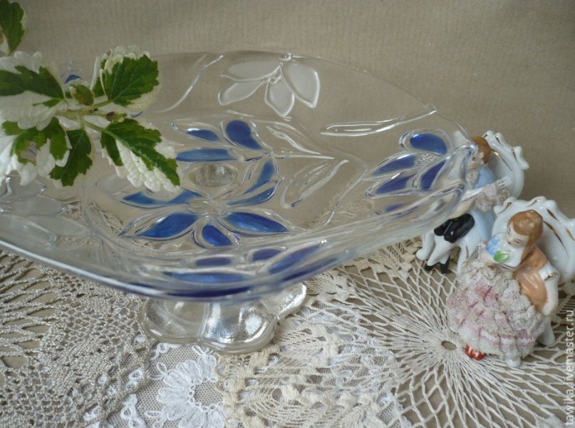 Cake platter with base, decorated with blue crocuses, top brand Walther Glas