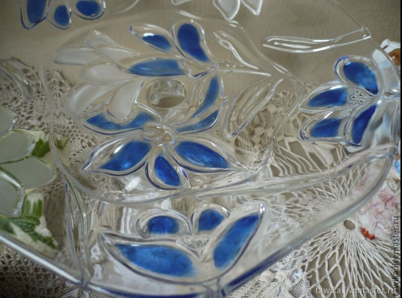 Cake platter with base, decorated with blue crocuses, top brand Walther Glas