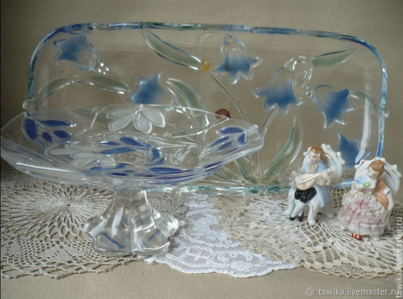 Cake platter with base, decorated with blue crocuses, top brand Walther Glas