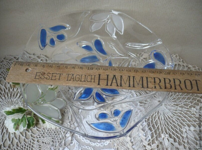 Cake platter with base, decorated with blue crocuses, top brand Walther Glas