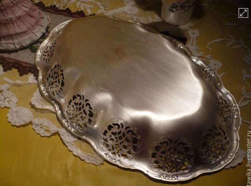 Spiegel der polierten Metallschale von oben