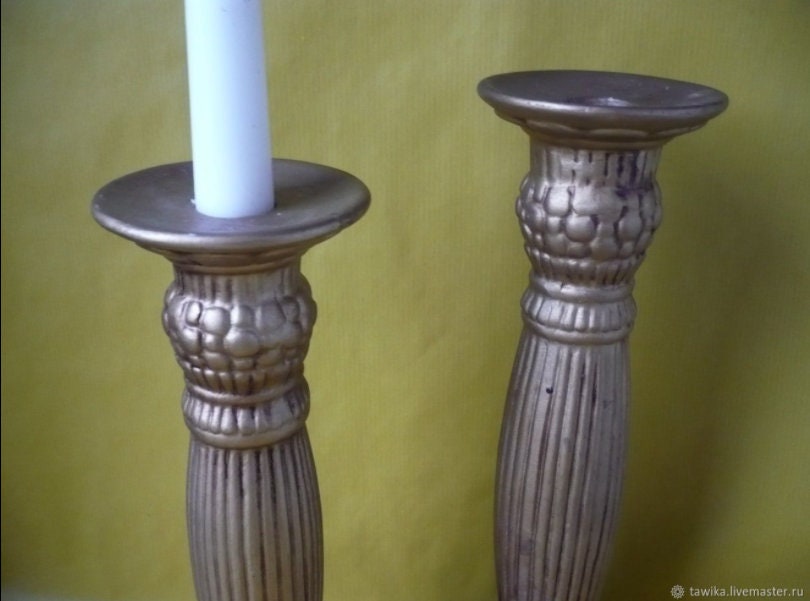Altgoldene Glasur mit Ornamenten, Nahaufnahme