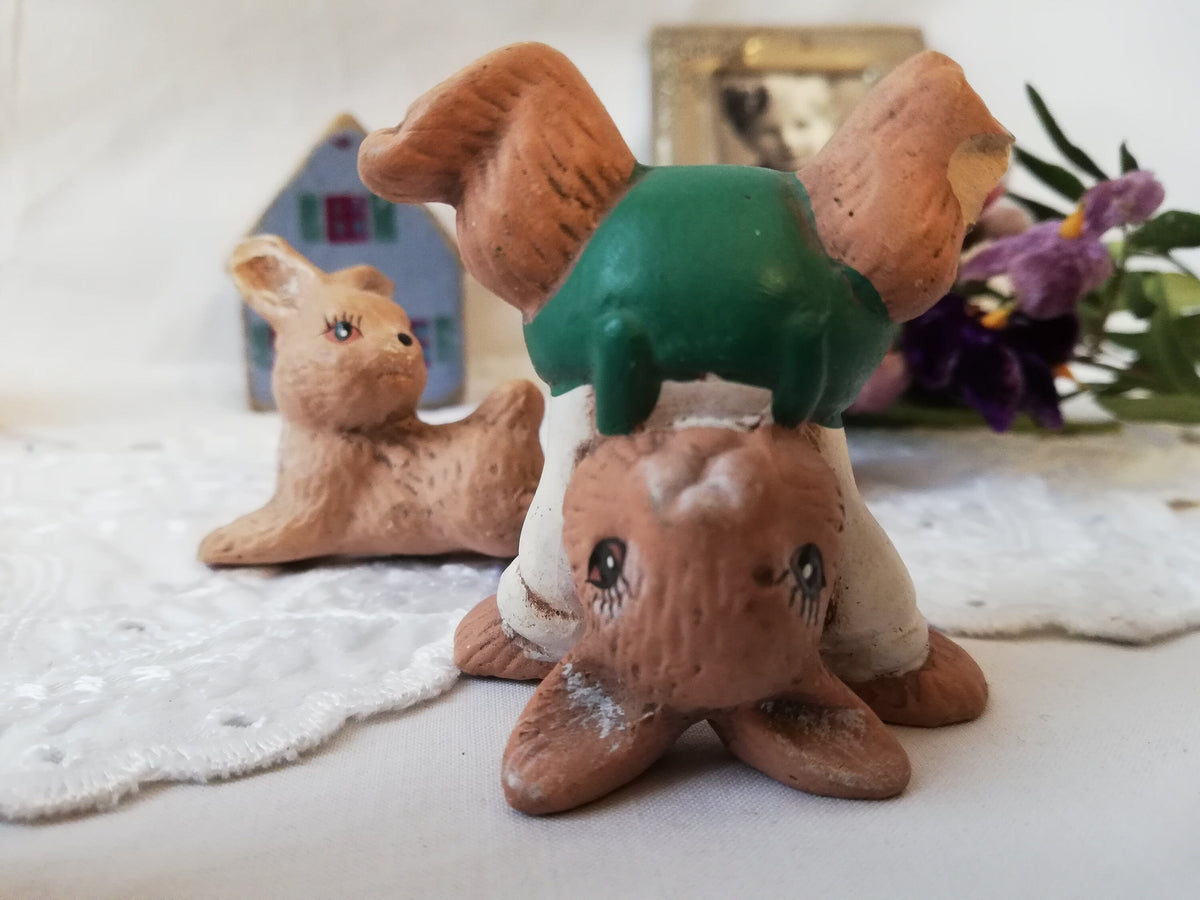 Hasenfiguren je ca. 5 cm in der Hand