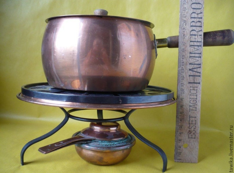 Alle sechs Teile des Fondue-Sets nebeneinander ausgelegt