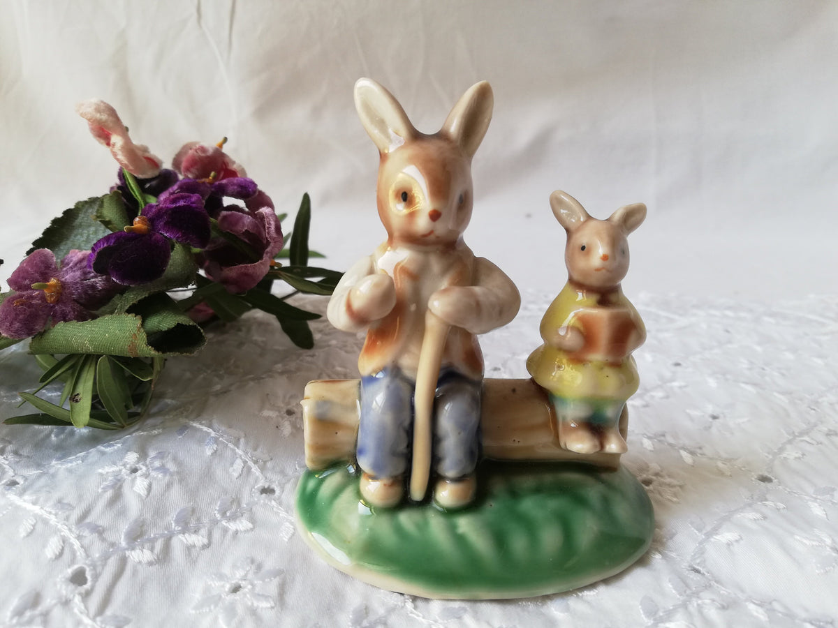 Porzellanfigur mit zwei Hasen, Großvater und Enkel – Gesamtansicht, Vintage Österreich Wachau 1980er