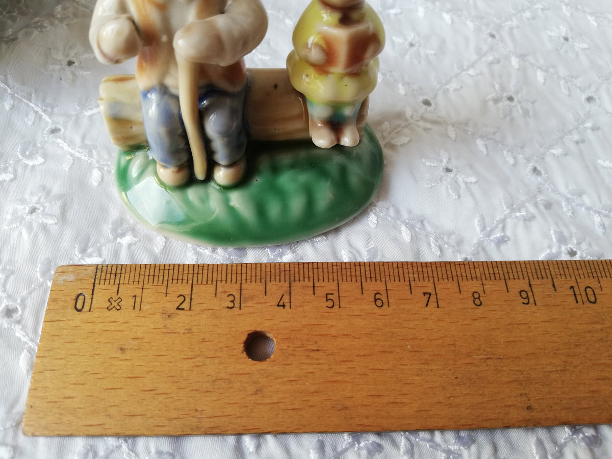 Unterseite der 6,5 cm langen Figur