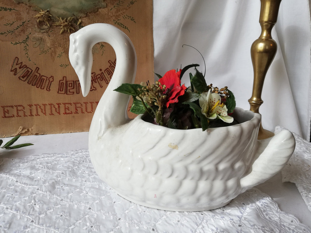 Weißer Porzellan-Schwan als Blumentopf – Gesamtansicht, Vintage Portugal 1960er