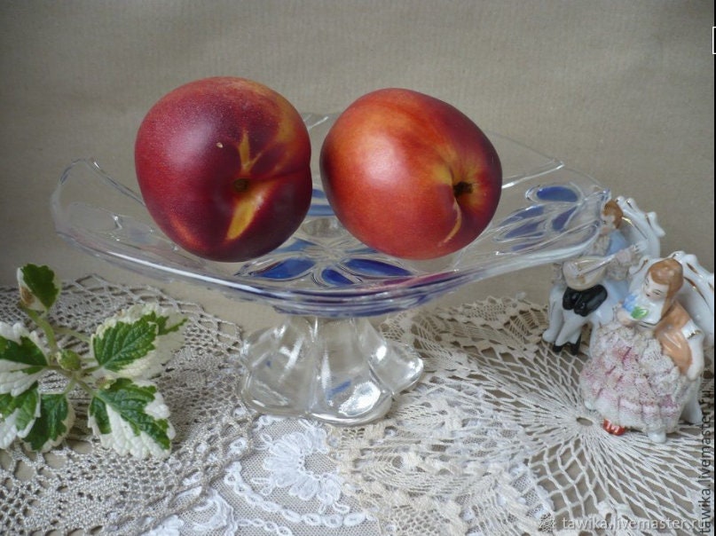 Cake platter with base, decorated with blue crocuses, top brand Walther Glas