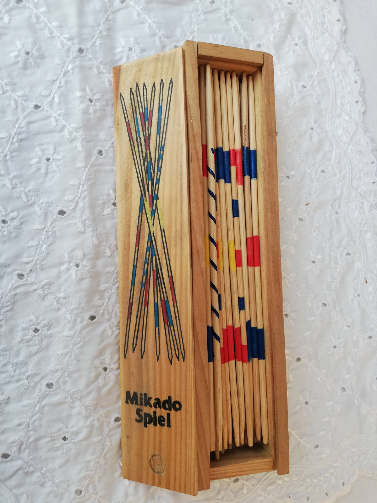 Detail der bunten Farbmarkierungen an den Stabenden