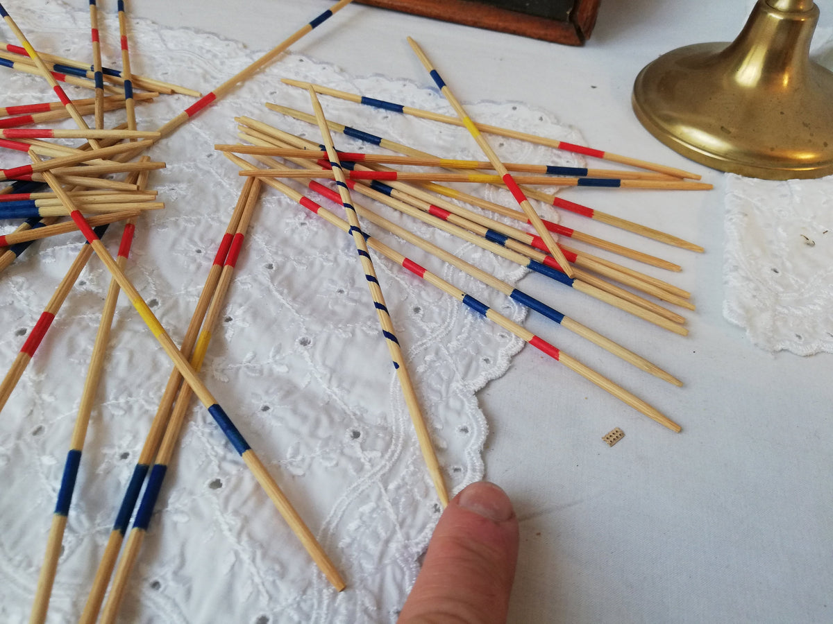 Mikado-Stäbchen als Bündel zusammengehalten