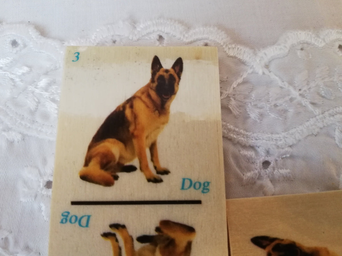 Domino-Spiel beim Spielen mit Kinderhänden