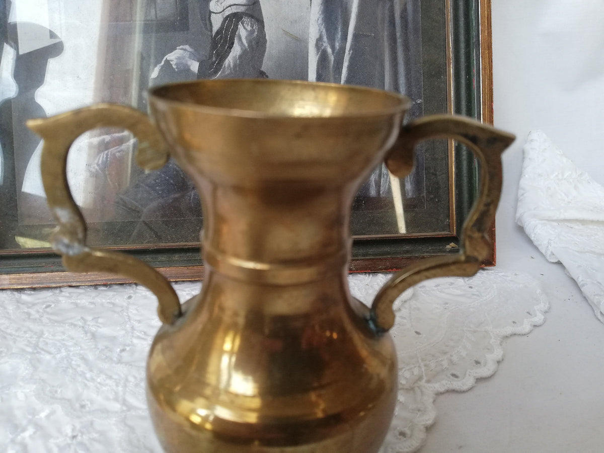 Öffnung der Messingvase