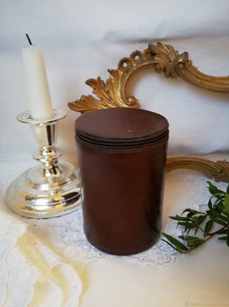 Geöffnetes Etui mit Bürsten, Schuhlöffel, Tuch und Schuhcreme