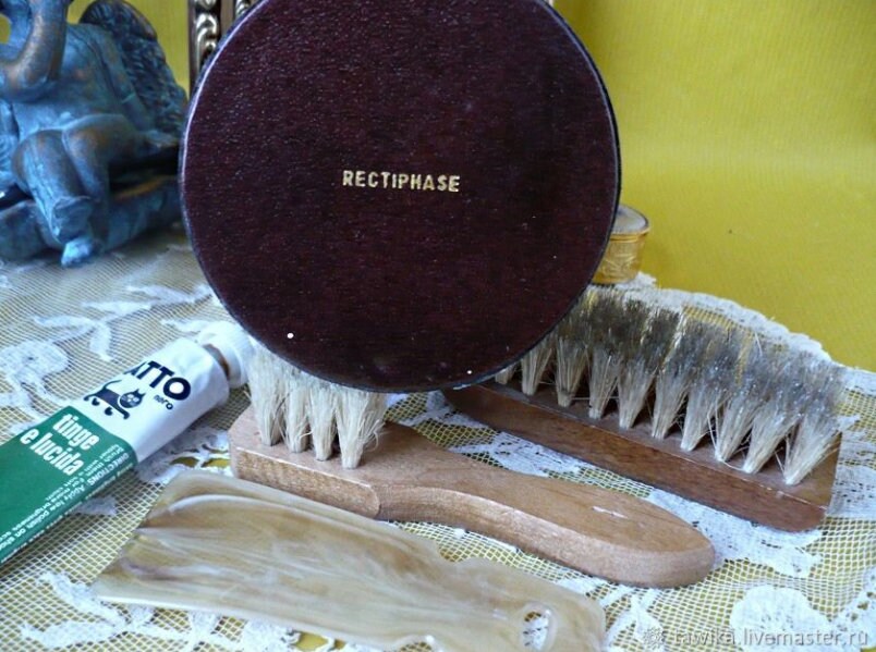 Zwei Naturborstenbürsten mit Holzgriff, Detail