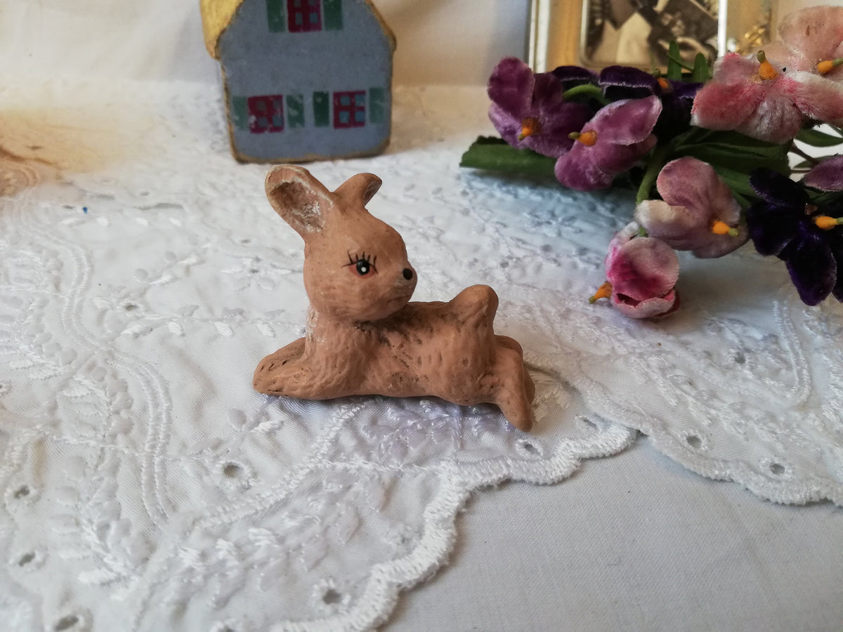 Verträumter Hase blickt nach oben, Detail