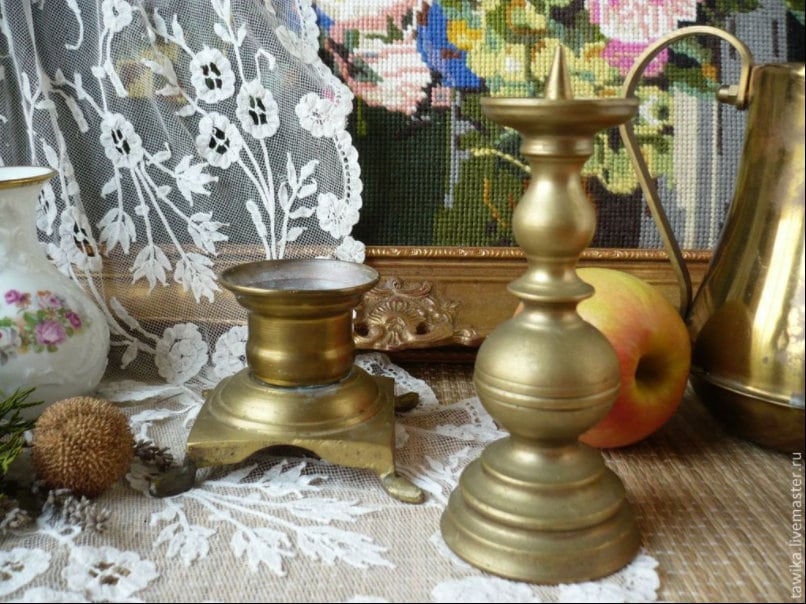 Zwei antike Messing-Kerzenleuchter mit Patina, quadratischer Fuß und hohe Form, vor 1950
