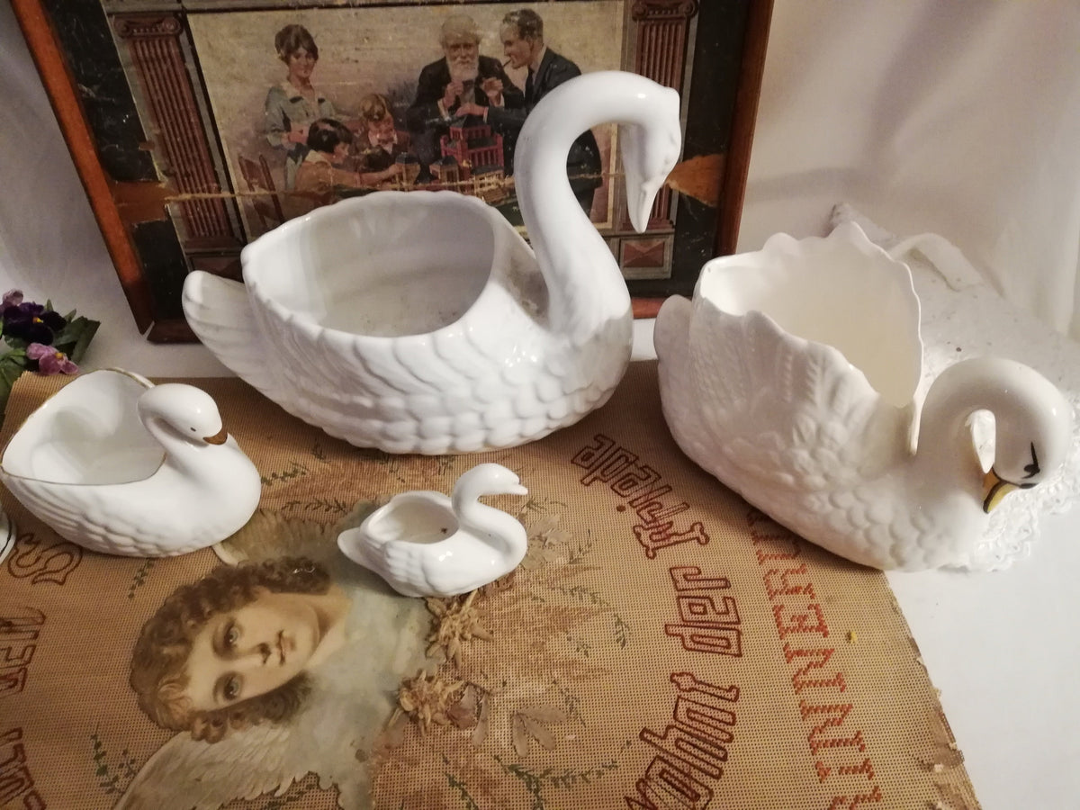 Schwan in der Glasvitrine zwischen weiteren Figuren