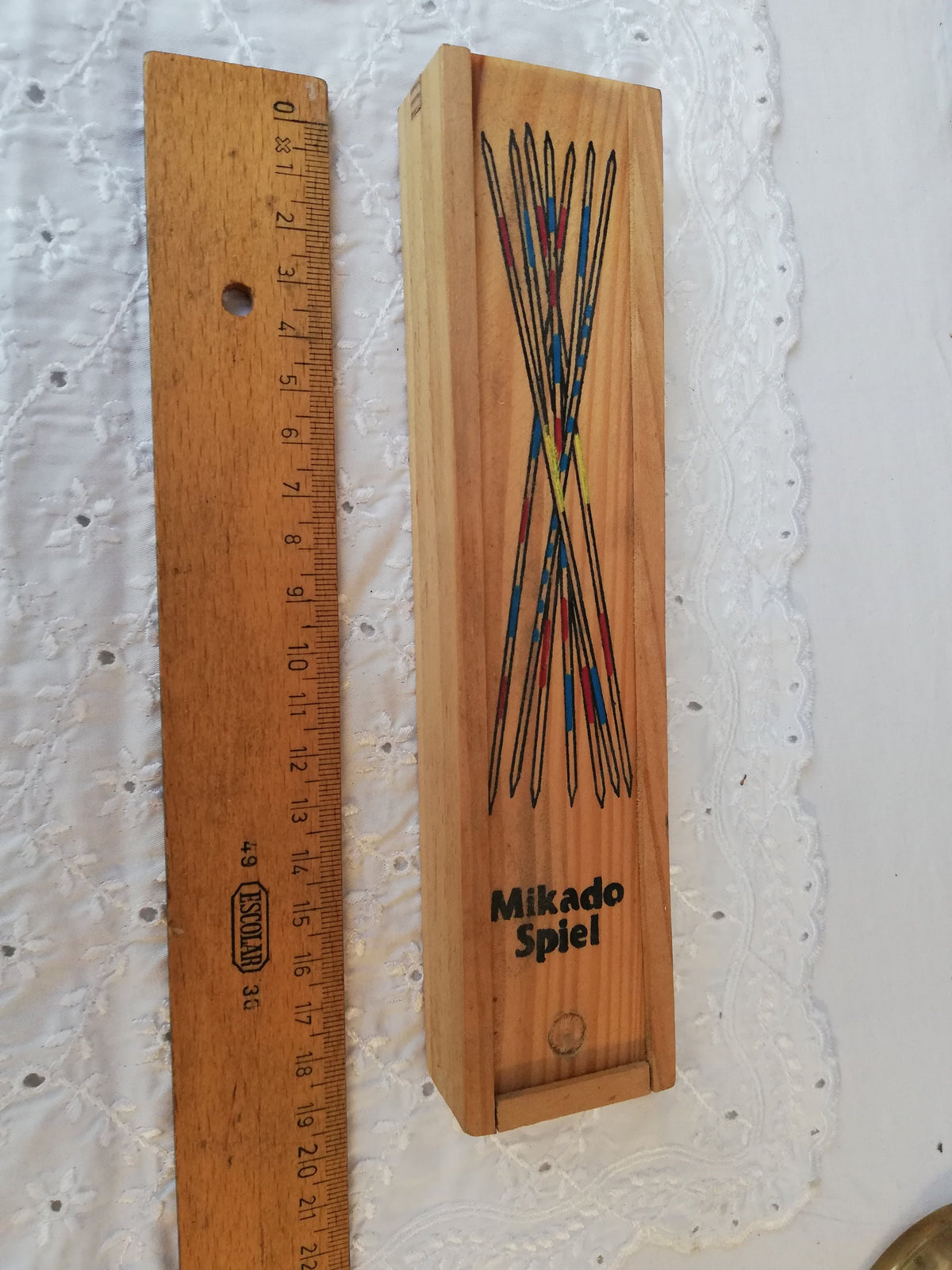 Nahaufnahme der Holzmaserung eines einzelnen Stabes