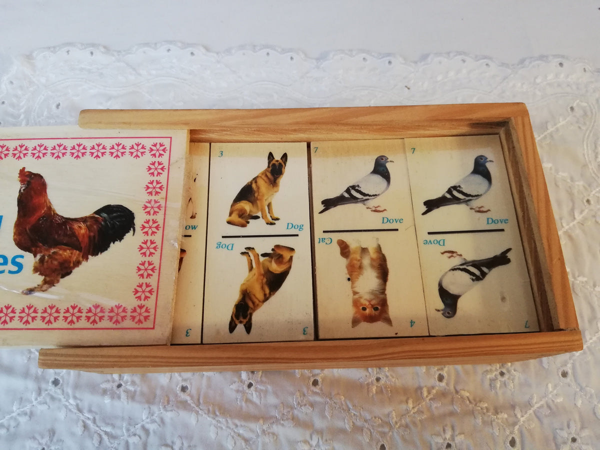Detail der Tierbilder auf den Domino-Steinen