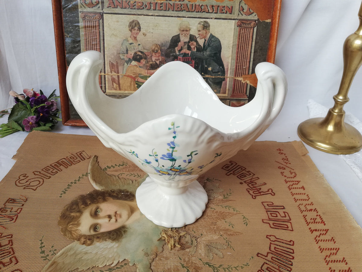 Handgefertigte Keramikvase mit Ohrenhenkeln und Wiesenblumen, Österreich 1990er